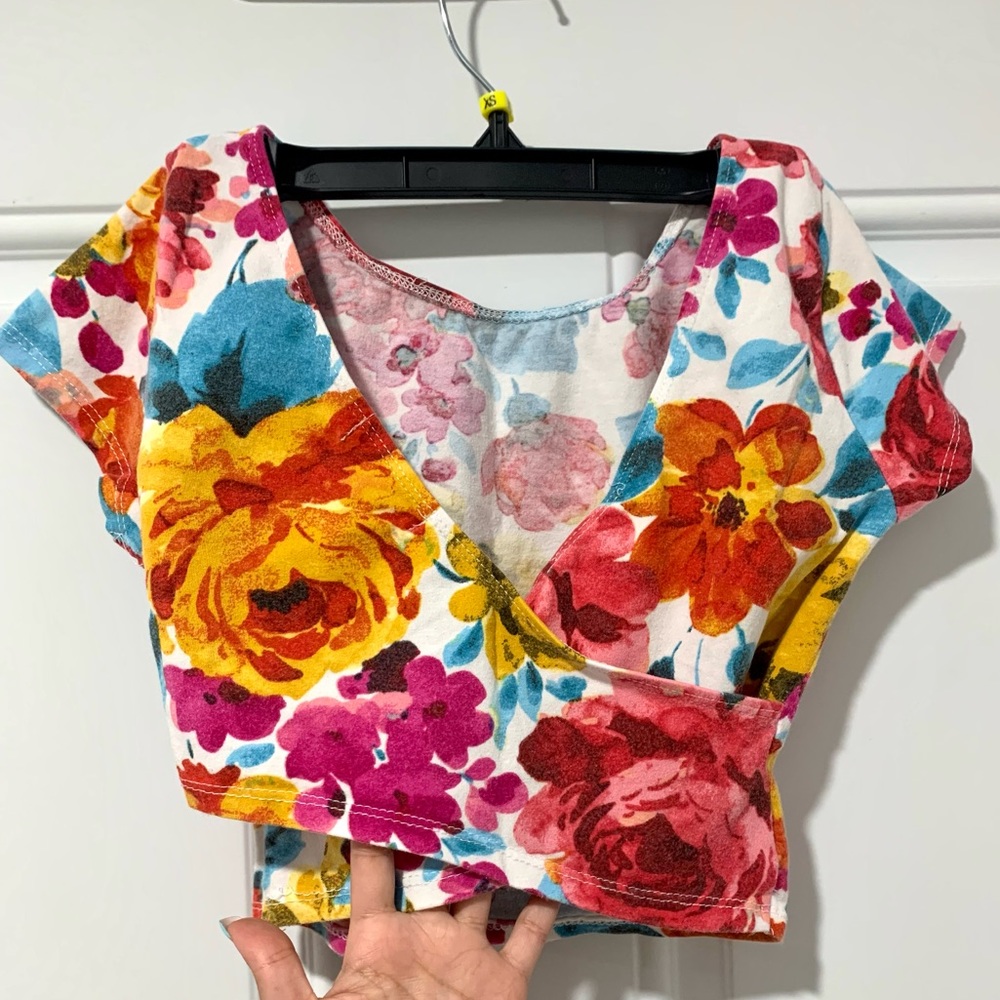Ambiance Apparel Floral Wrap Crop Top // size S